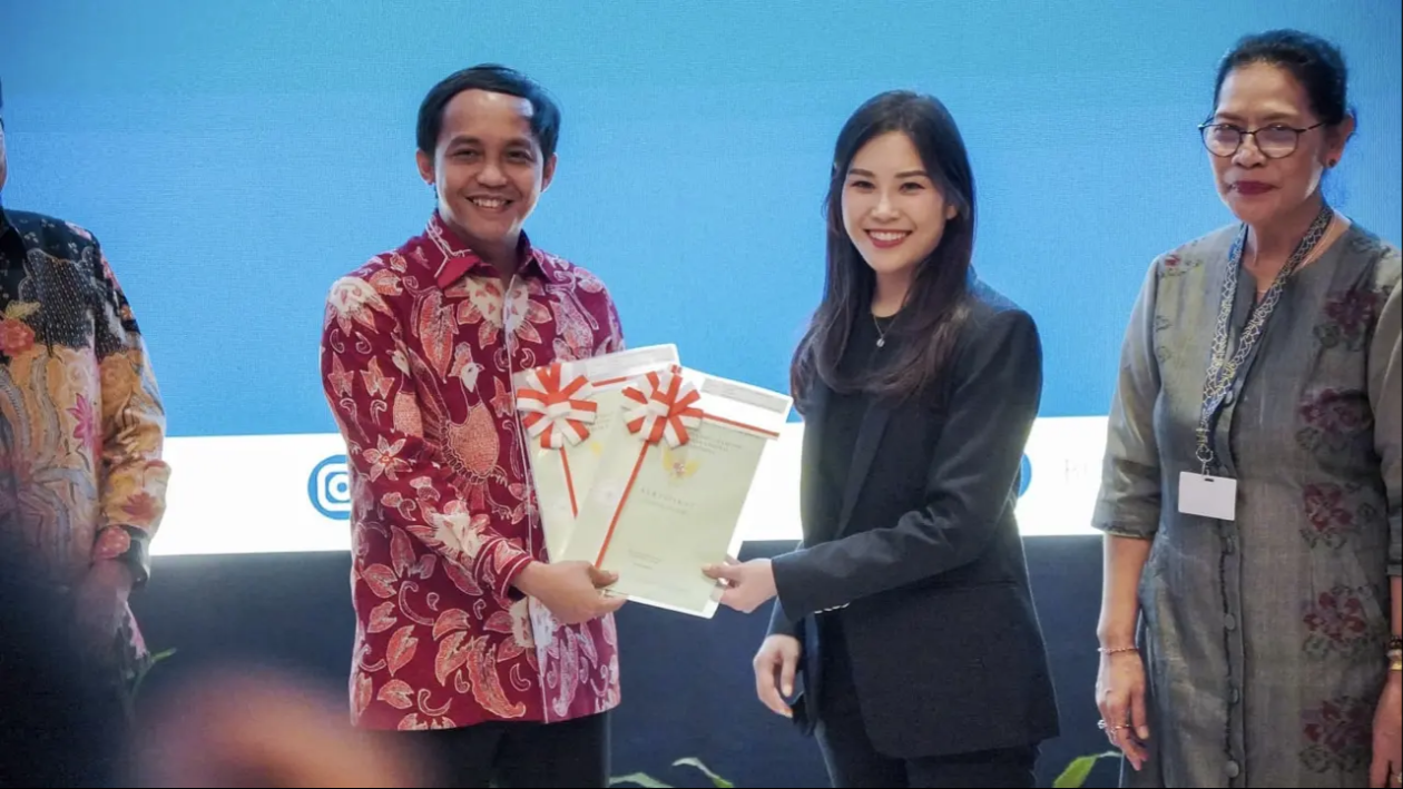 Deputy Minister of Agrarian and Spatial Planning (ATR) hands over the certificate of management rights for the Borobudur Temple area